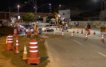 Obras de esgotamento sanitário avançam na Ladeira Geraldo Melo Renasce Salgadinho: via segue parcialmente interditada das 22h às 5h para intervenções