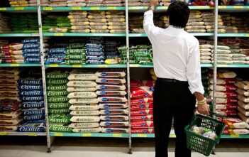 No Brasil, quem recebe salário mínimo trabalha metade do mês ou mais para comprar cesta básica Preço dos produtos alimentícios disparou e piso salarial não teve aumento real com Bolsonaro