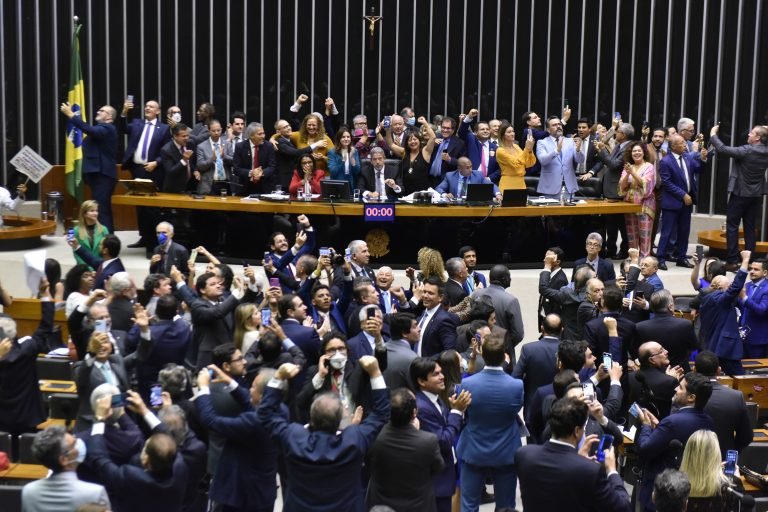 Paulão: aprovação do piso da enfermagem corrige injustiça contra a categoria