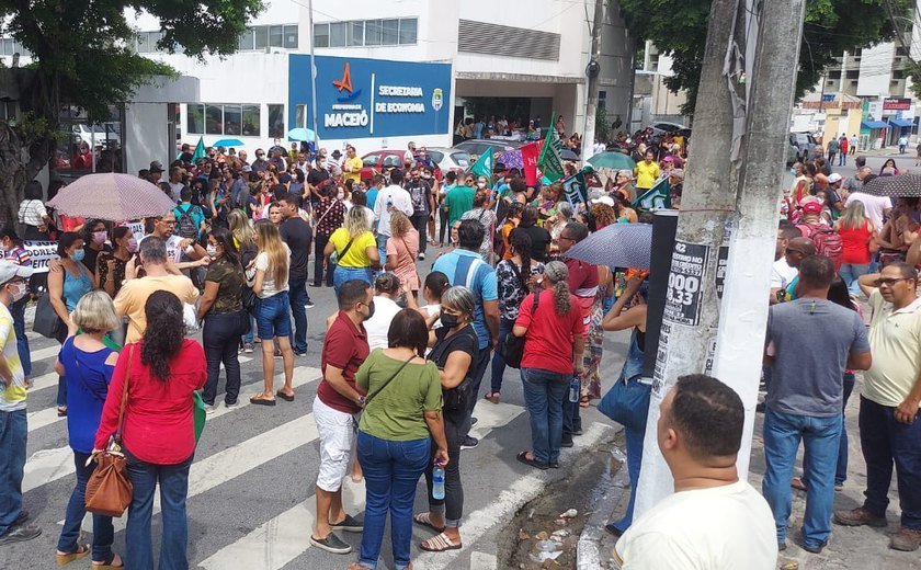 Servidores fazem “Forró dos Massacrados” para cobrar resposta de JHC às suas reivindicações
