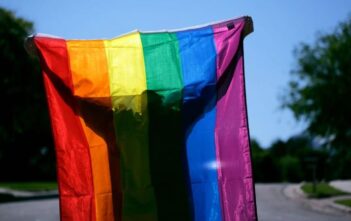 Mês do orgulho: como agir em caso de LGBTfobia? Segundo pesquisa, a população LGBTQIA+ no Brasil relatou aumento de violência contra a comunidade