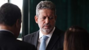 Arthur Lira cansou de esperar decisão de JHC, mas não liberou aliados