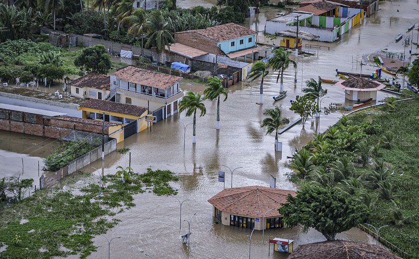 Com quase 60 mil desabrigados, Alagoas tem previsão de chuva fraca nos próximos dias. Governo garante R$ 2 mil aos desalojados