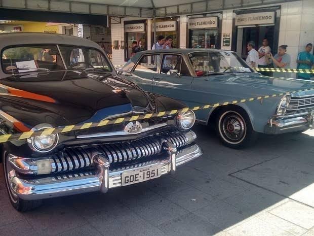 Centro busca atrair consumidor com exposição de carros antigos