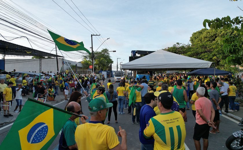 Manifestantes ameaçam dar pisa no deputado federal Paulão, que condenou protesto em frente ao 59º BIMtz