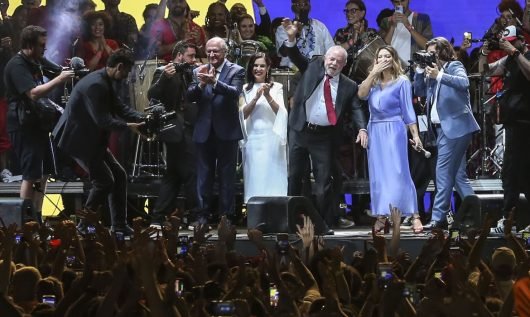 ‘Devemos dizer: Democracia para sempre!’