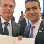 JHC quer os votos, mas evita a foto com Flávio Bolsonaro e Alfredo Gaspar 