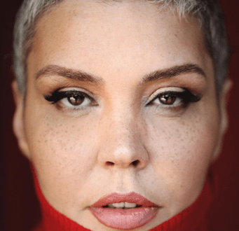 Após finalizar o tratamento contra o câncer, cantora Simony aparece com novo visual