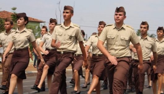 Fim das escolas cívico-militares: um duro golpe no fascismo
