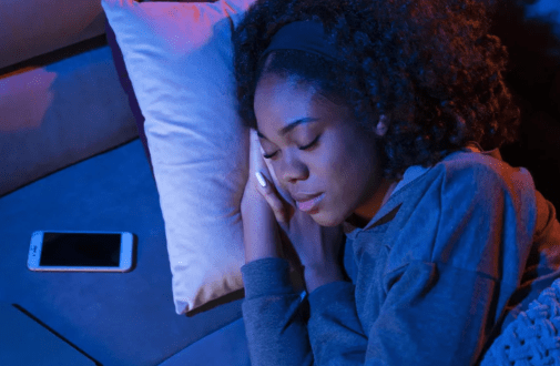 Por que adormeço no sofá, mas perco o sono quando vou para a cama? Especialistas explicam