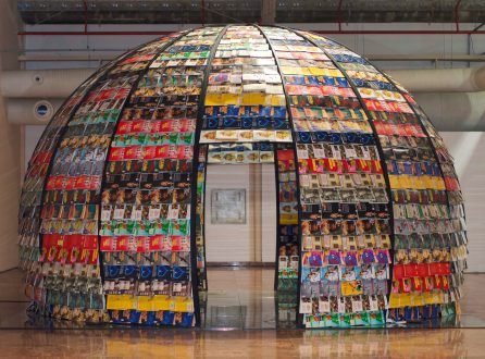 Bienal: Maloca instagramável é revestida por 2 mil revistas Graciliano