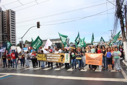 Professores param atividades cobrando reajuste de 14,95%