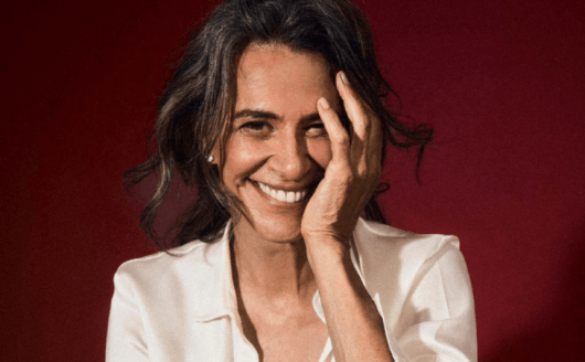 Em março, pode preparar as emoções: cantora Simone se apresenta no Teatro Gustavo Leite