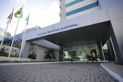Urna eletrônica é trocada em seção no Salvador Lira