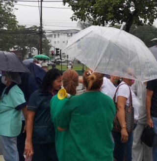 Sem salários há 4 meses funcionários do Hospital Veredas fecham a Avenida Fernandes Lima