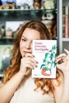 Patrícia Stankowich promove lançamento de “Como Pimenta Mastigada”, seu primeiro livro
