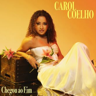 Misturando a sofrência do sertanejo e a MPB, Carol Coelho lança “Chegou ao Fim”