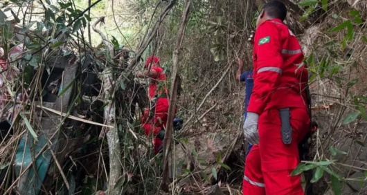 Acidente com ônibus na Serra da Barriga deixa 17 mortos; buscas serão retomadas nesta segunda (25)