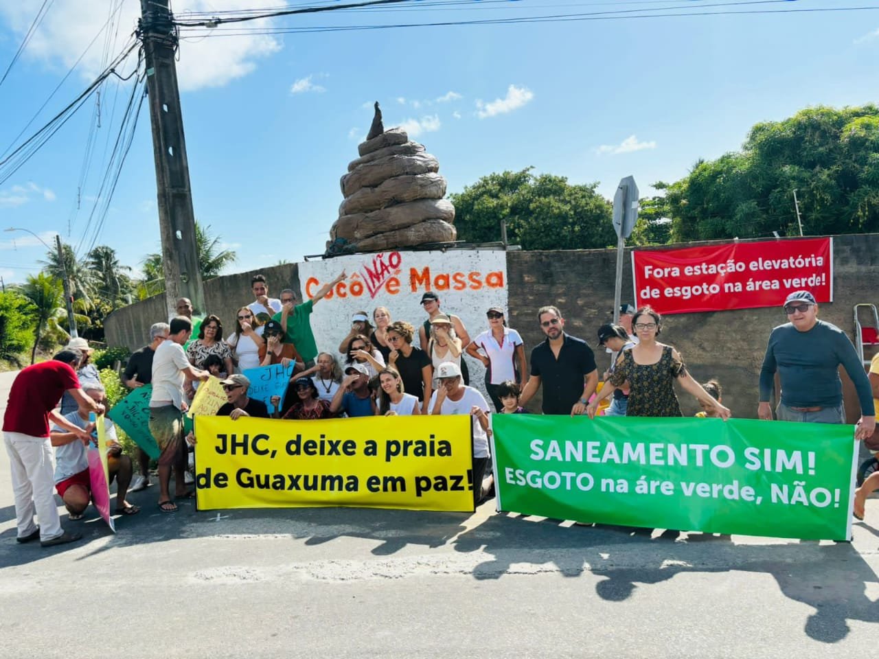 Em protesto bem-humorado, moradores instalam “cocô instagramável” no Litoral Norte