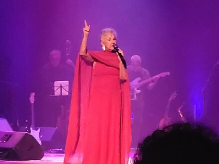 Leureny Barbosa: A Voz que Encanta