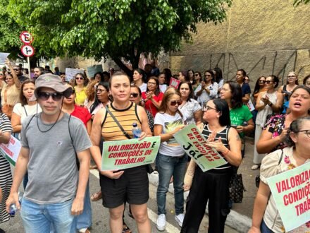 Depois de suspender transporte escolar, JHC vê professores reivindicando aumento salarial