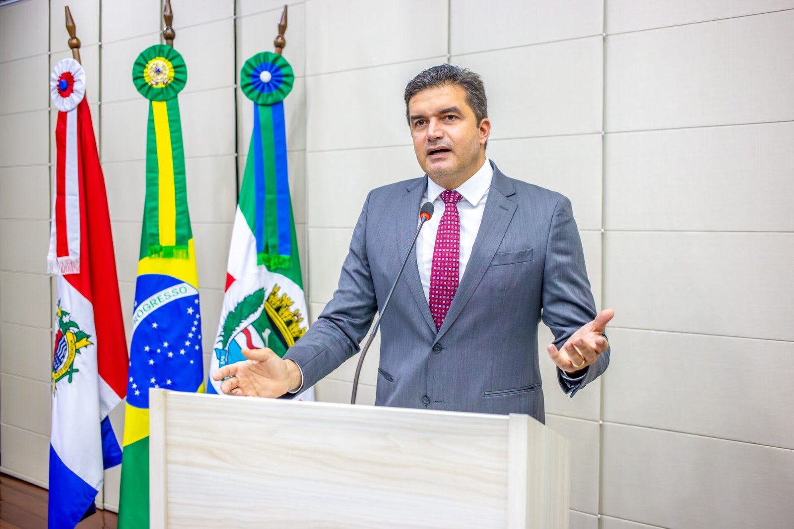 Cobrança ilegal: taxa de esgoto pela BRK é motivo de denúncia de Rui na Câmara