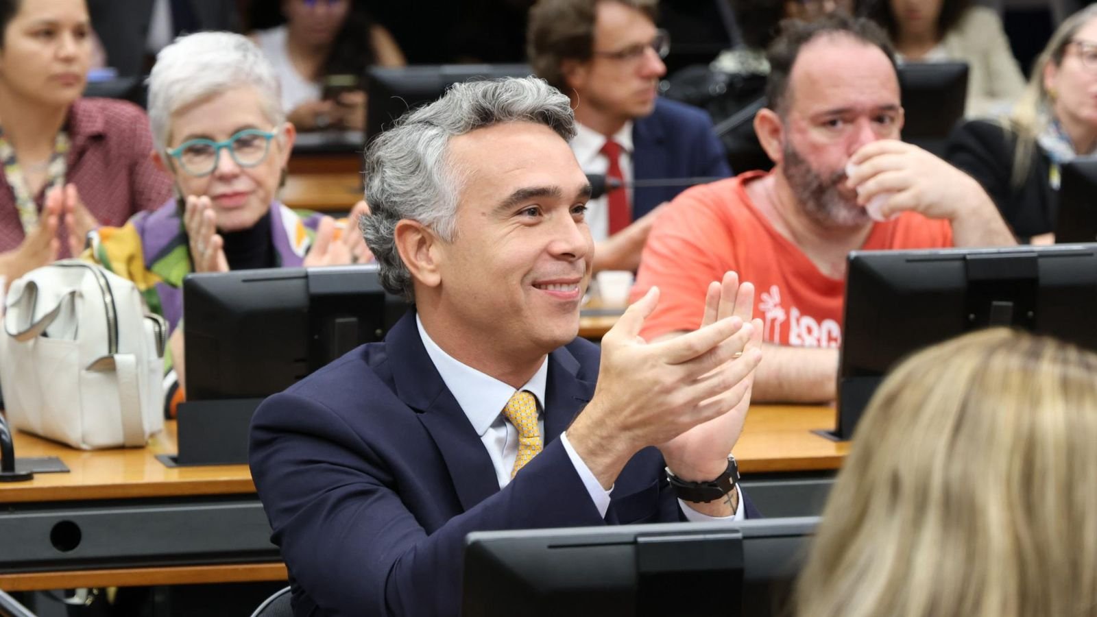 Rafael Brito comemora aprovação de Projeto de lei que cria piso salarial para profissionais da educação