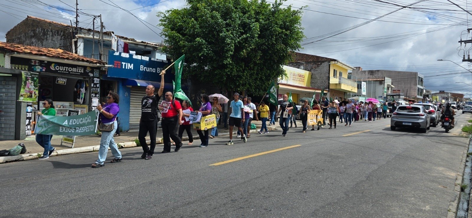 Educação ocupa as ruas do Jacintinho em protesto do Sinteal contra JHC