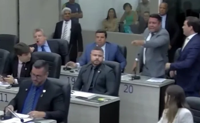 Vereadores de Maceió derrubam moção pró-anistia; Allan Pierre confronta extremista no plenário