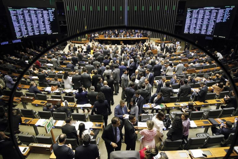 Democracia em risco: o vazio representativo dos partidos políticos no Brasil