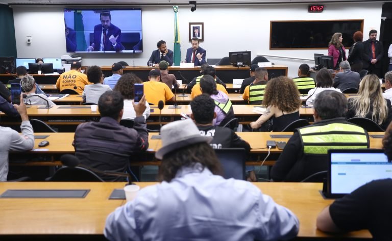 Entregadores ocupam a Câmara e denunciam exploração