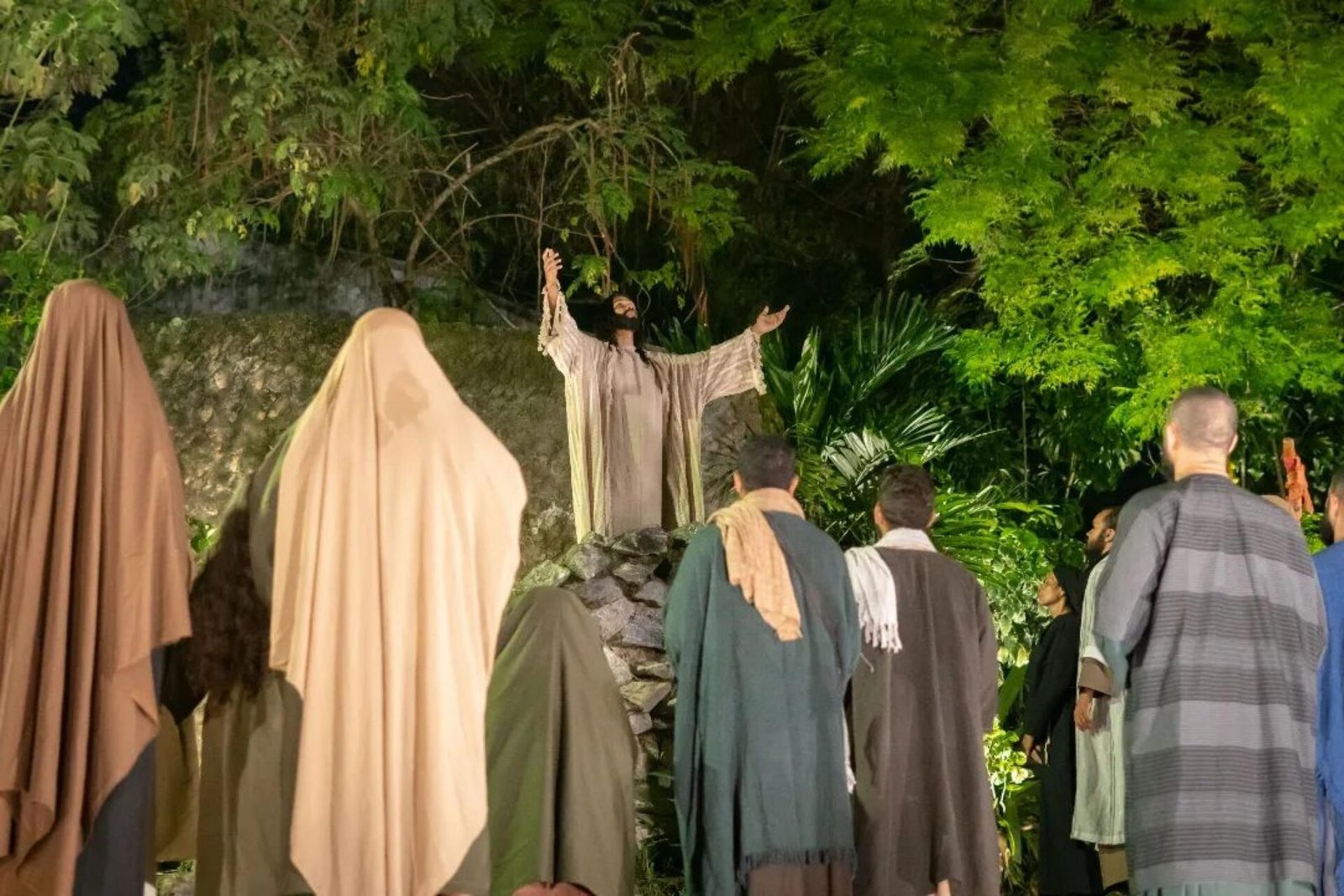 Santa Luzia celebra 35 anos da Paixão de Cristo com espetáculo grandioso ao ar livre