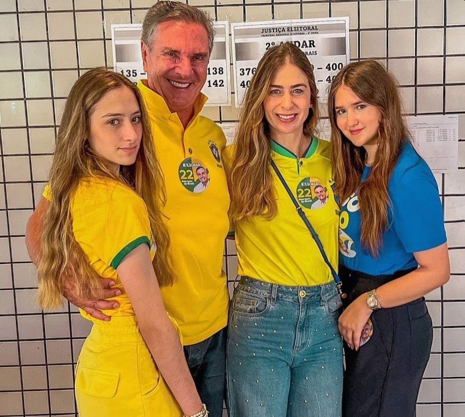 Flagra: um dia após prisão de Collor, Caroline é vista em shopping com as filhas