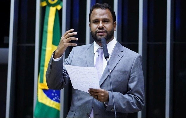 Henrique Vieira critica publicidade de apostas e denuncia “espetáculo lamentável” na CPI das bets