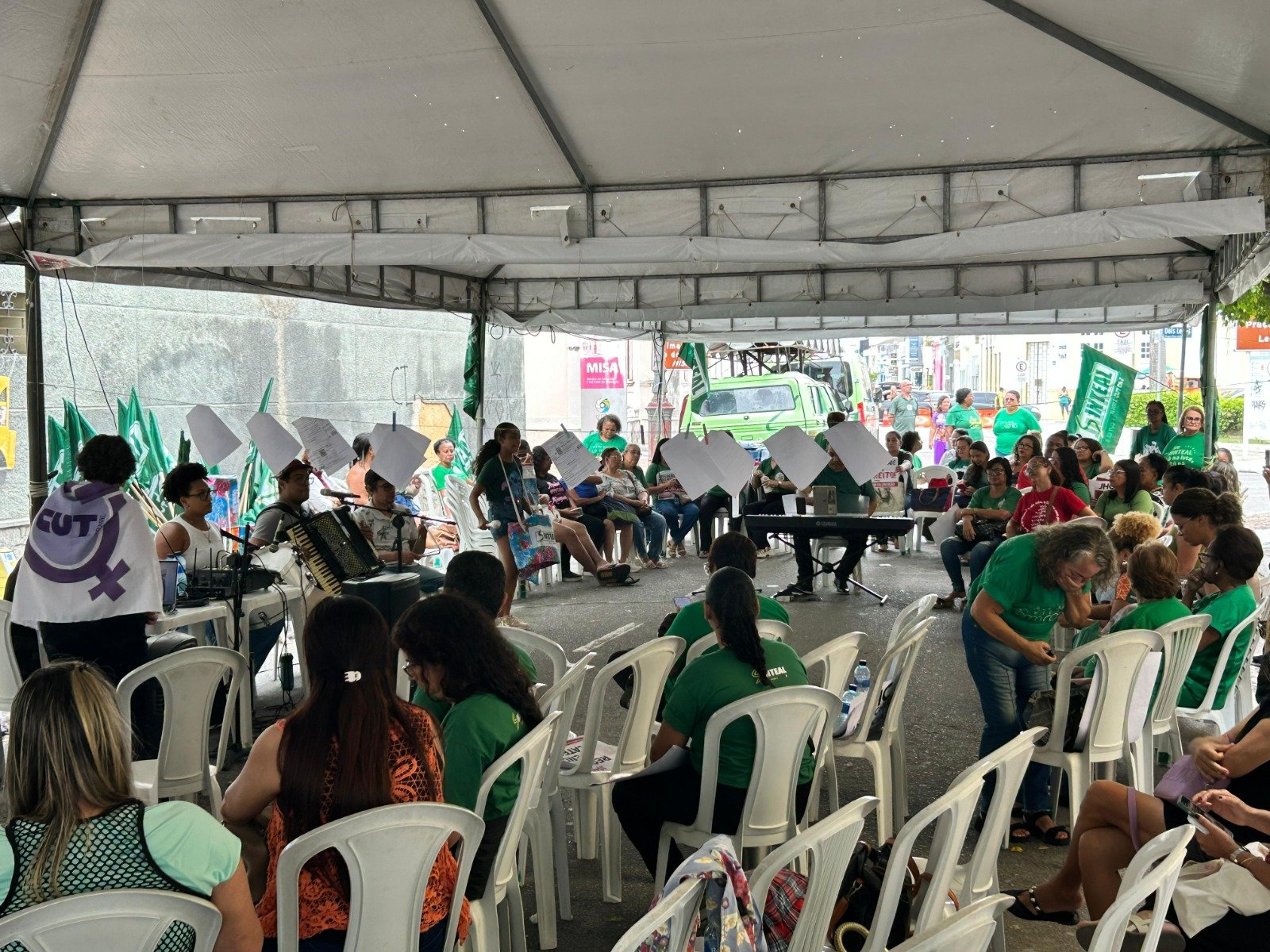 Vigília em frente à prefeitura marca 23º dia de mobilização da educação de Maceió