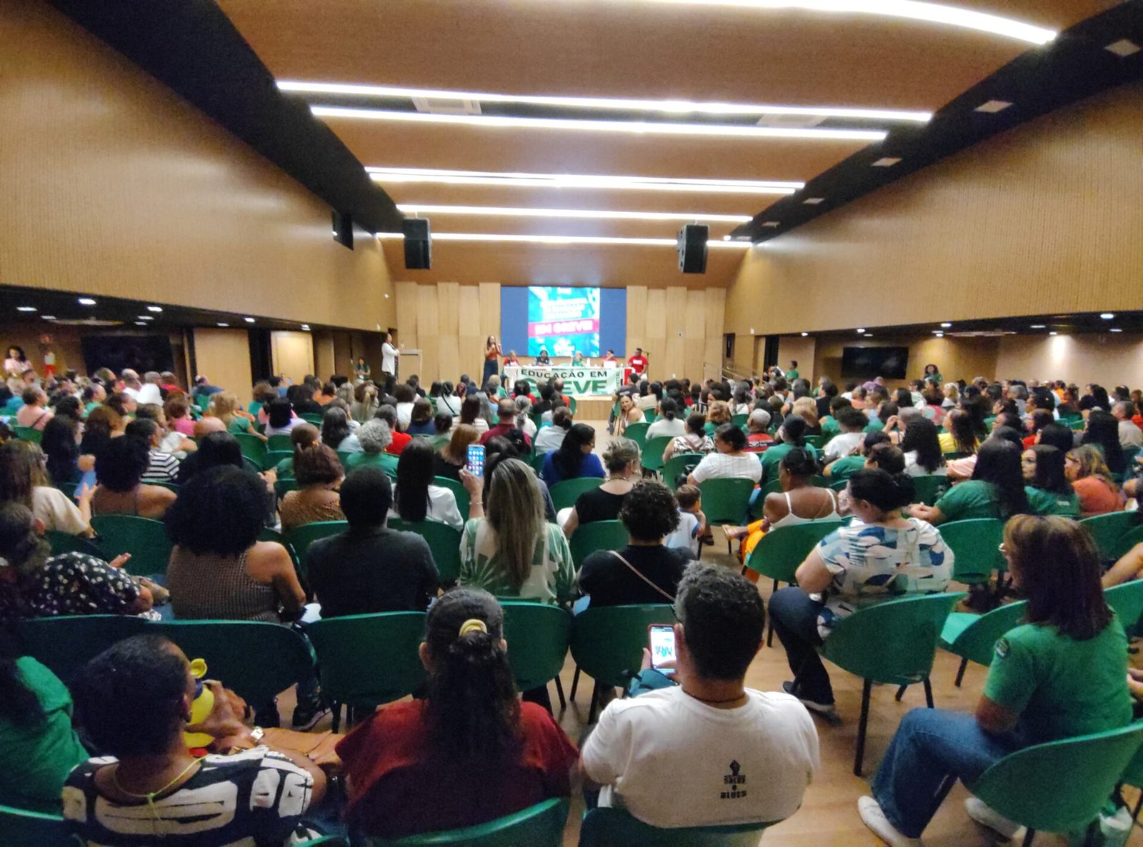 Assembleia rejeita nova proposta da Prefeitura de Maceió e mantém greve da rede municipal de Educação