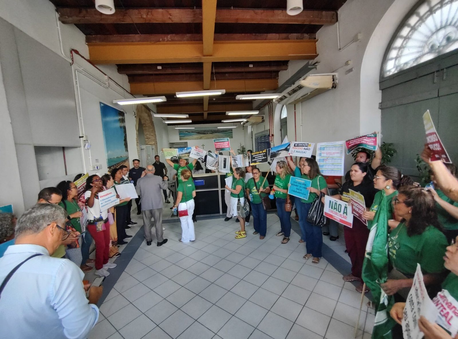 Ato na Câmara de Vereadores marca o terceiro dia de greve da rede municipal de Educação