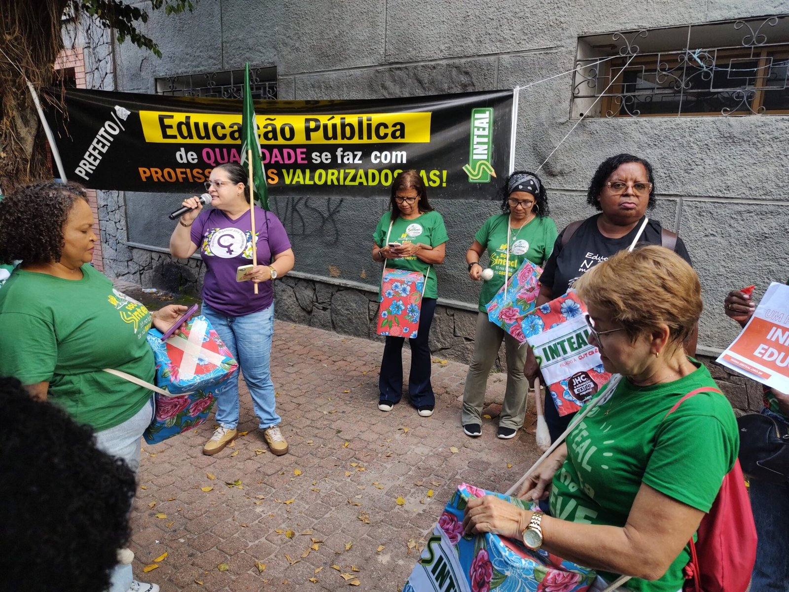 Trabalhadores da educação realizam vigília na rua da prefeitura durante o 22º dia de greve