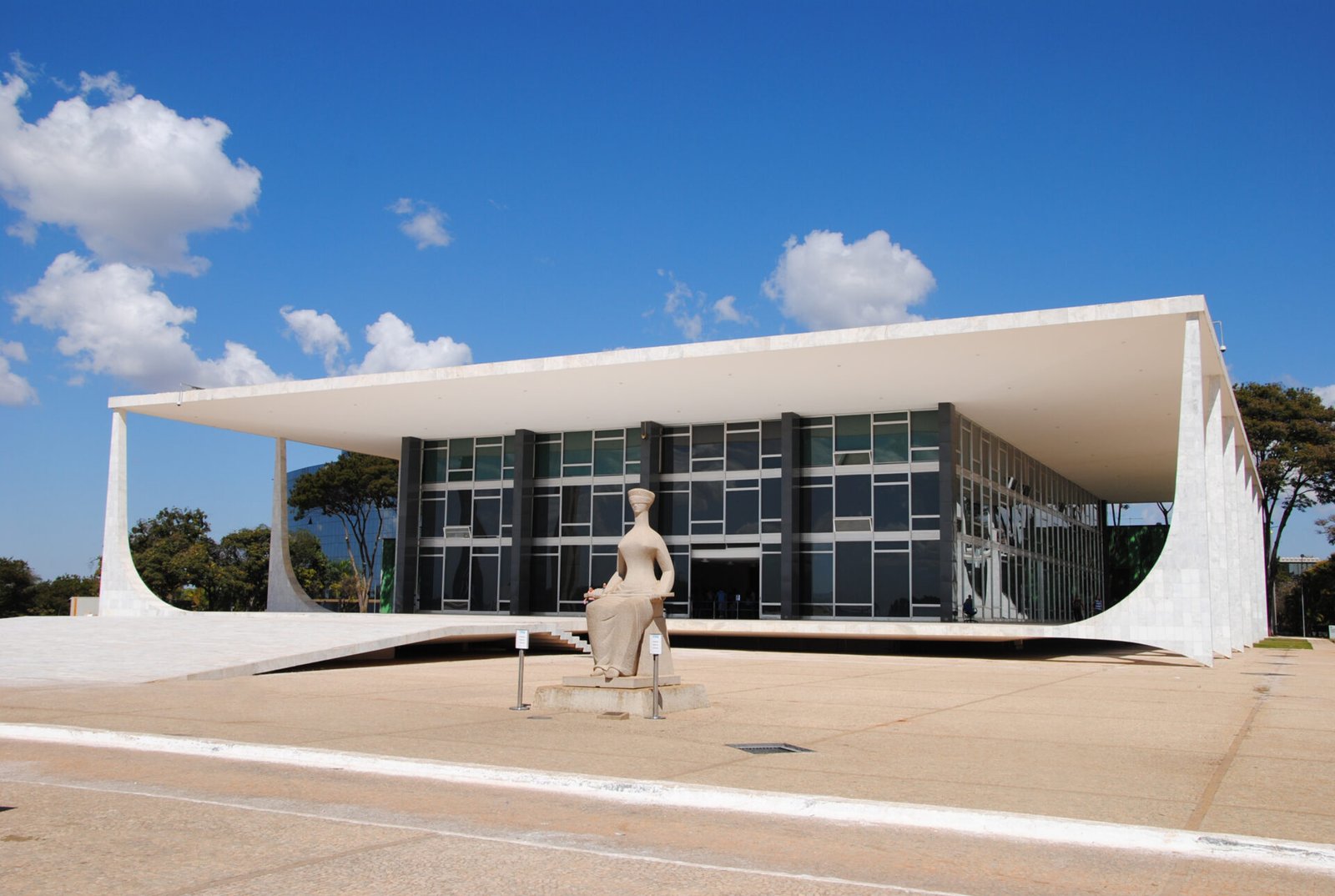 Dia histórico: Supremo inicia julgamento de Bolsonaro e aliados por trama golpista