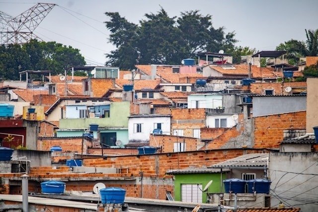 Por que morar em bairros vulneráveis aumenta o risco de demência