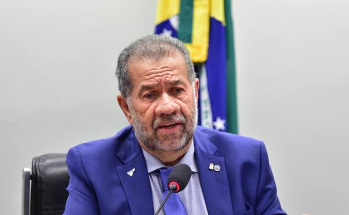 Carlos Lupi pede demissão após escândalo bilionário no INSS