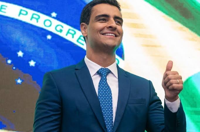 Mundo paralelo: montanha de recursos, sucateamento de serviços públicos e prefeito flanando como turista