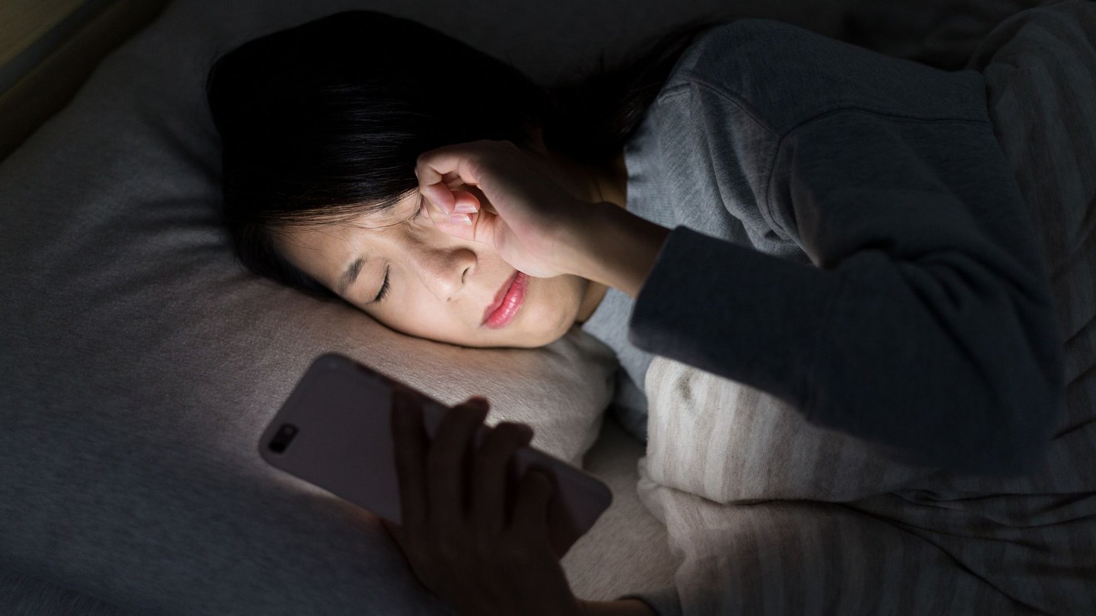 Síndrome do olho seco afeta jovens e é ligada ao uso excessivo de telas