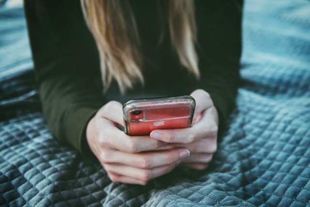 Uso de apps de relacionamento estimula procedimentos estéticos, diz estudo