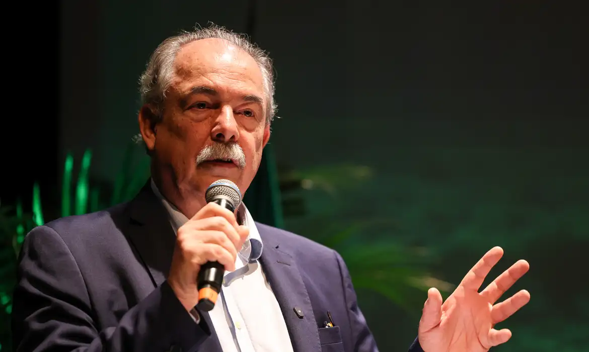 Mercadante defende aumento do IOF e sugere taxar apostas para compensar impacto