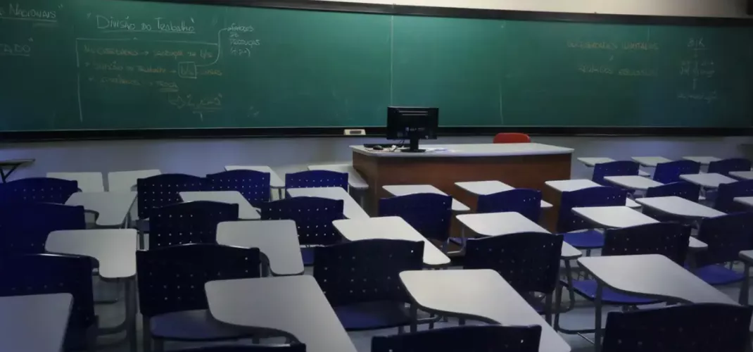 Fraude milionária desmoraliza programa “Universidade Gratuita” em reduto da extrema-direita
