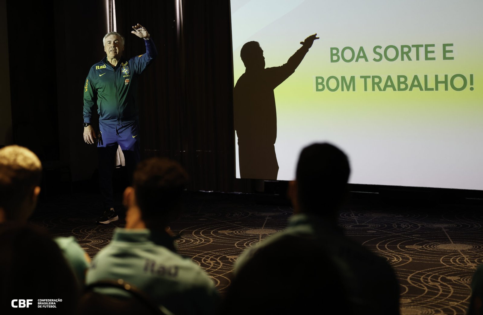 Primeira conversa de Ancelotti com a Seleção tem clima leve e foco no português