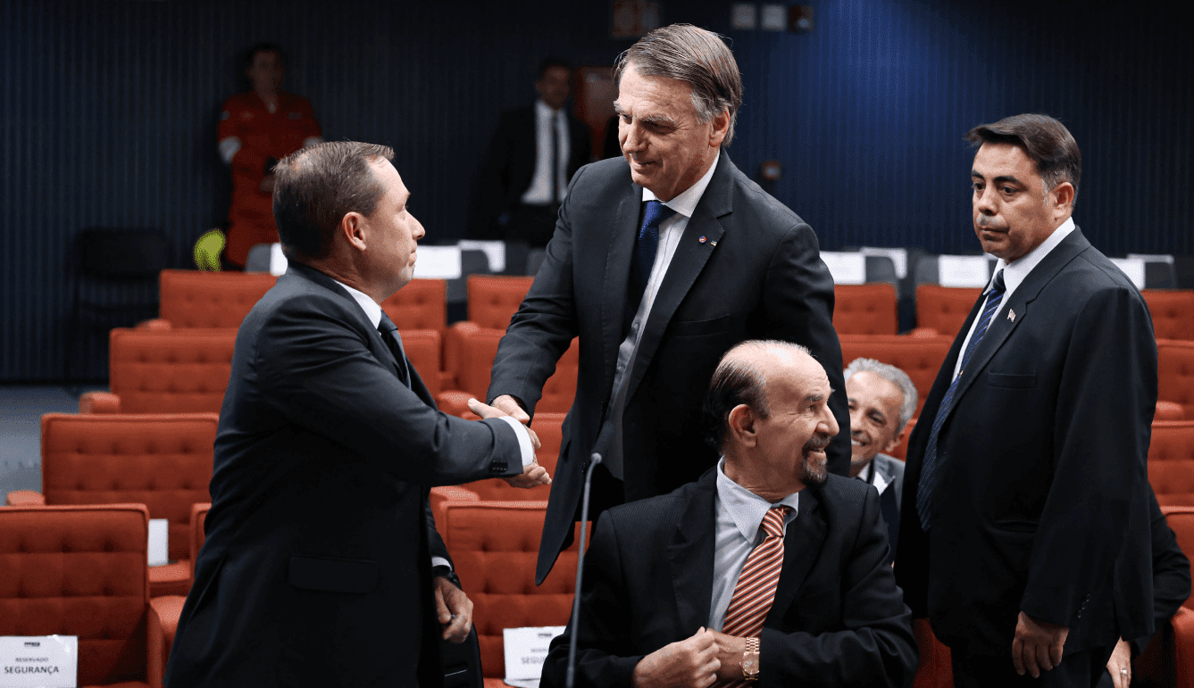 Sob risco de prisão, ex-presidente Bolsonaro adota tom moderado