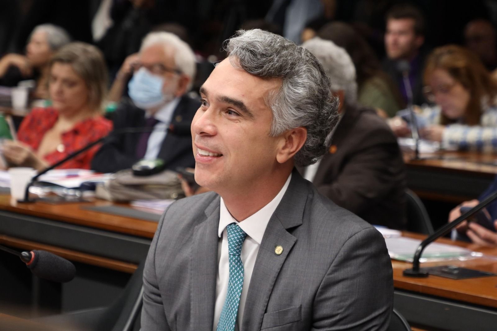 Rafael Brito defende a valorização da educação e aprova pagamento do piso a professores temporários
