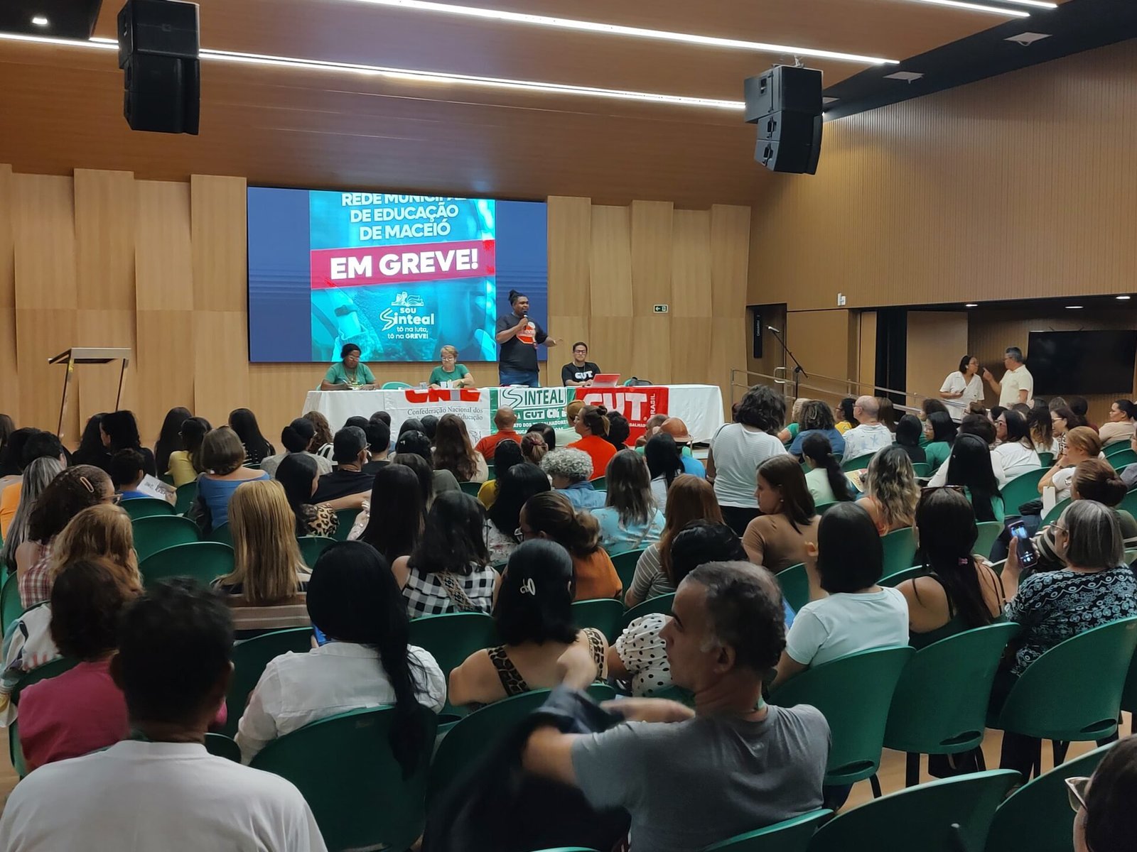 Greve encerrada, danos permanentes: a educação pública segue à espera de prioridade